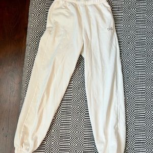 Alo creme sweatpants. New without tags.